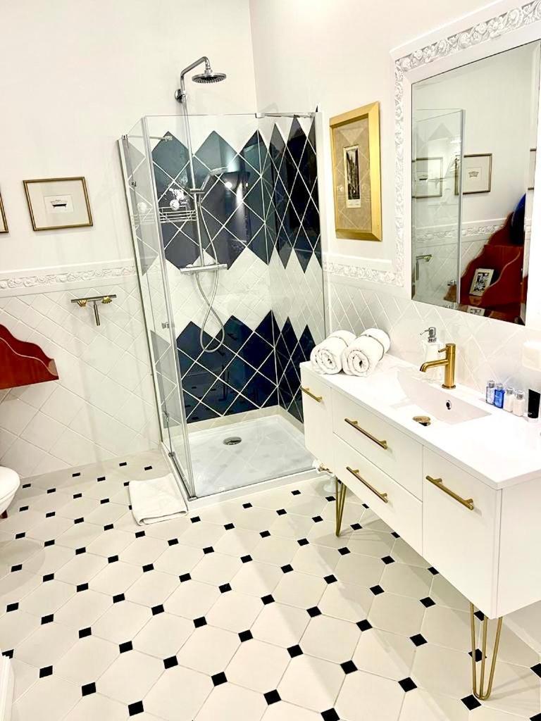 Luxury Suites & Apartments Mondrian Market Square II ワルシャワ 部屋 写真